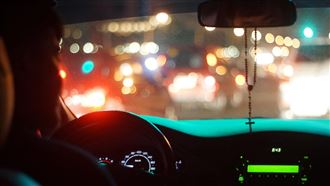 隔熱紙太黑誤判？男開車持手機遭罰被撤銷