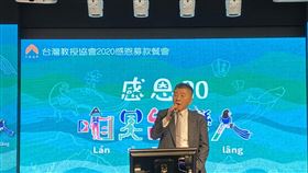 衛福部長陳時中致詞完後，被在場民眾拱高歌一曲。（圖／記者簡浩正攝影）