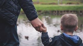 父子,親情,牽手,父親(翻攝自 Pixabay)
