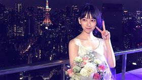 堀未央奈在MV中邊跳舞，邊脫下水手服。（圖／翻攝自horimiona_2nd IG）