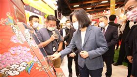 國泰金控提供，蔡英文