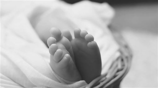 9月大男嬰哭鬧！遭生父倒吊撞地活活打死