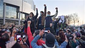 法國國民議會20日一讀通過「整體安全法」（Securite globale）草案，本週卻接連發生警察暴力事件使法案更加受抨擊。28日巴黎近5萬人參與「為自由而走」遊行，要求撤回法案，保障資訊自由並避免警察暴力。（圖／美聯社／達志影像）