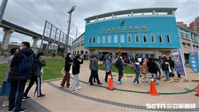 黑豹旗冠軍戰，三重棒球場球迷排隊入場加油。（圖／記者王怡翔攝影）
