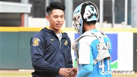 吳東融代表中信兄弟為黑豹旗開球。（圖／記者王怡翔攝影）