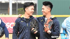 中信兄弟江坤宇和吳東融出席黑豹旗冠軍戰賽前活動。（圖／記者王怡翔攝影）