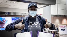 攻城獅洋將朱利安·雷特（Julian Wright）抵台。（圖／新竹攻城獅提供）