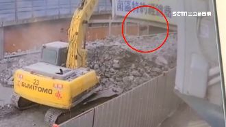 獨／拆除陸橋藏危機　大石險砸騎士