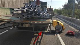 國道六號,國六, 貨車, 車輪輾雙腿(圖/翻攝畫面)