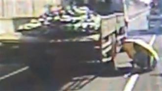 女離奇掉落國道遭輾　下半身骨碎送醫