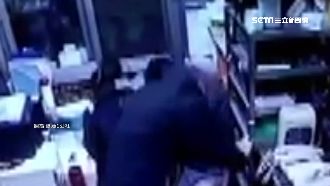 醉男回家忘帶鑰匙　竟毆保全、砸電腦