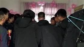陝西西安婚禮遇婚鬧 女子被摔昏迷／新華網