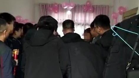 幫新娘擋門竟被重摔　她下秒半身麻痺