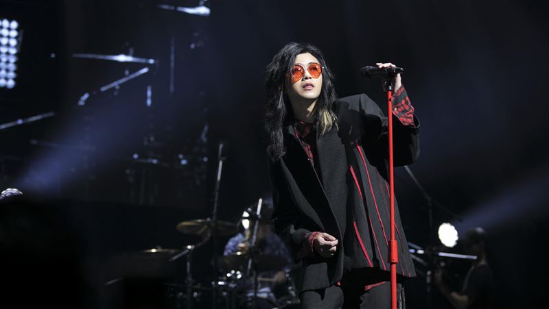 金曲樂團演唱會失控　他們衝上台拍照
