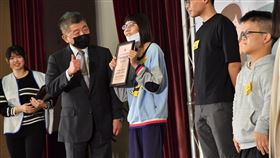 陳時中頒發罕見疾病獎助學金罕見疾病基金會29日在台北福華飯店舉行第18屆罕見疾病獎助學金頒獎典禮，本屆獎助學金主題為「與愛同行，疫起加油」，邀請衛福部長陳時中（左2）頒獎，陳時中比讚鼓勵得獎學生。中央社記者王飛華攝　109年11月29日