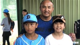 ▲張泰山很心疼兒子張可洛自打球打到腳。（圖／記者黃泓哲攝影）