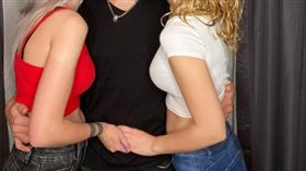 愛上老婆閨密！31歲男喊這句　辣妻竟同意「3人行」（圖／翻攝自_lauriii_official IG）