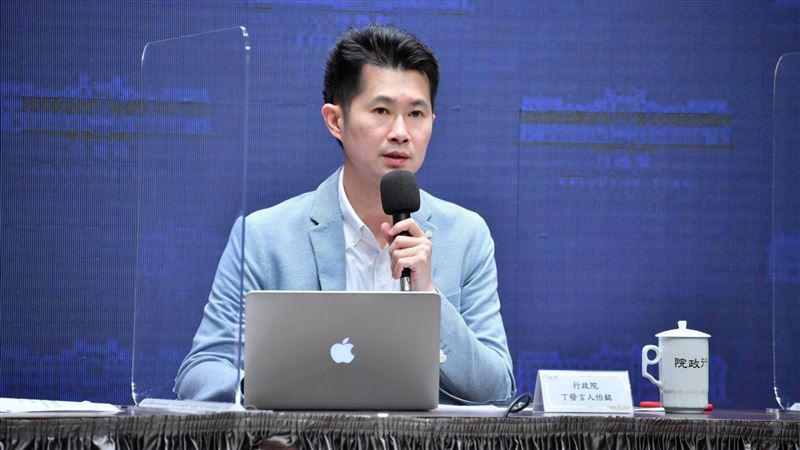 丁怡銘穿西裝應訊　17時許自行離開