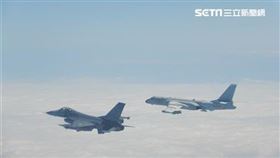 ▲我軍F-16監控伴飛中共轟6機。（圖／國防部提供）