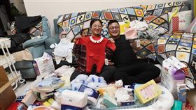 中國：即將超越美國成為全球最大零售市場中國發改委官員29日聲稱，中國即將超過美國，成為全球最大的消費品零售市場。圖為11月19日，甘肅蘭州一對夫妻秀出他們在雙11購物節的「戰利品」。（中新社提供）中央社 109年11月29日