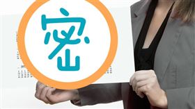  理髮阿姨送寫真月曆。（圖／翻攝自pixabay