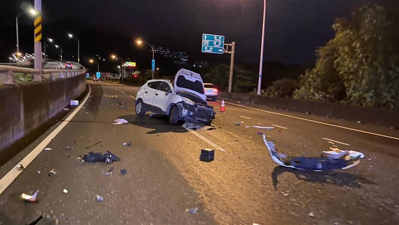 酒駕自撞護欄　醉漢彈飛車外躺地哀號
