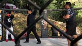 太極傳人挑戰徐曉冬！不到12秒遭「打退牆邊」　摀臉認輸。（圖／翻攝自徐曉冬北京格鬥狂人 YouTube）