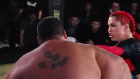 俄羅斯紅髮悍將女，擊倒比她重4倍的240公斤男子。（圖／翻攝自＠matt_magdziarz 推特）