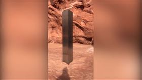 美國西部偏遠沙漠最近出現一根神祕的金屬巨柱，它的憑空出現讓全美民眾充滿無限想像空間。不過，美國官員28日表示，這根金屬柱顯然在27日晚間遭到「不明團體」移走。（圖取自facebook.com/UtahDPS）