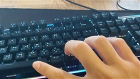 上班打字像殘障　他華麗搶門票同事看傻（圖／翻攝自爆廢1公社臉書）