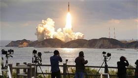 搭載日本資料中繼衛星的H2A火箭43號機29日下午從日本鹿兒島縣種子島太空中心成功發射，資料中繼衛星每天能傳送資料回地面衛星站的時間較一般衛星長9倍，平均能傳送約9小時。（共同社）