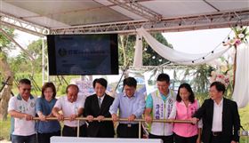 屏東萬丹興化廍排水長期受到民生和畜牧廢水污染，縣府在萬丹鄉設置甘棠水質淨化場，29日正式運作，縣長潘孟安（右4）與環保署副署長蔡鴻德（左4）等人出席啟用典禮。（屏東縣政府提供）中央社記者郭芷瑄傳真 109年11月29日