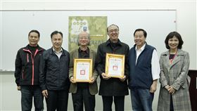 貢獻馬祖文化發展　施國隆傅朝卿獲頒榮譽縣民連江縣長劉增應（左2）29日頒發「榮譽縣民證書」給文化部文化資產局長施國隆（右3）及文化資產審查委員傅朝卿（左3），表彰他們對馬祖文化發展的貢獻。中央社記者邱筠攝　109年11月29日