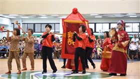 營造幸福菊島友善樂活環境  澎湖辦成果展（2）澎湖縣政府「活力社區 幸福菊島」聯合社區暨福利社區化成果展29日在澎湖科大體育館舉行，社區團隊表演歌謠吟唱等才藝，現場還有特色美食攤位及多元文化體驗，展現各社區發展成果。中央社  109年11月29日