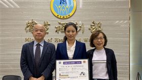 國衛院癌症研究所助研究員級主治醫師姜乃榕（中）與團隊，進行國內胰臟癌患者化療治療複方調整（SLOG）測試，證實能有效延長患者整體的存活期達11.4個月，特別是有效降低血液毒性的副作用。（圖／記者簡浩正攝影）