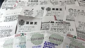 7、8月發票開獎　六獎增1組中獎機會多97.6萬個7、8月期統一發票25日開獎，因獎金預算仍有餘裕，本期起再增開1組六獎，中獎機會大增97.6萬個，並增開10萬組雲端發票專屬500元獎。中央社記者吳佳蓉攝　109年9月25日