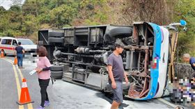 中巴翻覆。（圖／翻攝畫面）