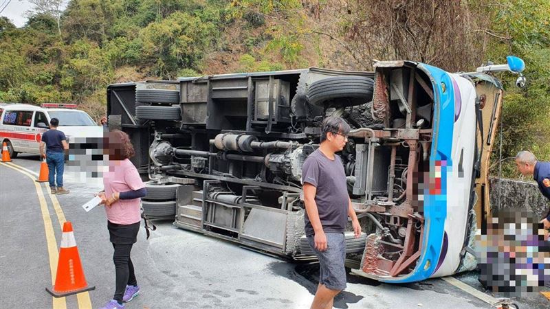 新／奧萬大中巴賞楓翻車　1死20傷