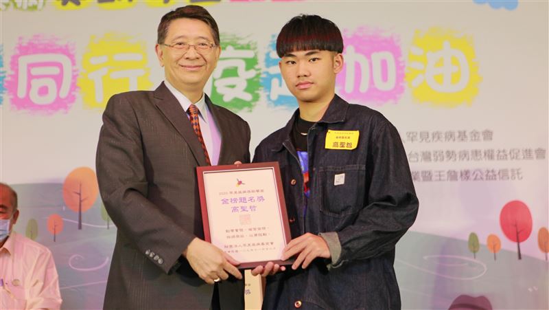 30年第1人！罕病生一舉錄取台政大