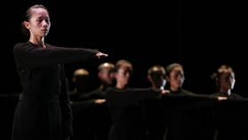 優人神鼓與你共舞改版　貼近全然生活優人神鼓推出改版自2006年作品「與你共舞」，作品重新剪裁，增加團員真實心情分享，也納入團員的擊鼓即興創作，讓作品更貼近全然的生活。（優人神鼓提供）中央社記者趙靜瑜傳真　109年11月30日