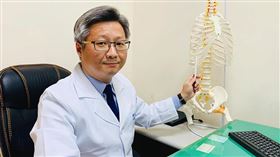 名家專用／NOW健康／謝志明主任表示，若患者為胸壁挫傷合併有肋骨骨折，在醫師評估下能盡早接受新式肋骨復位，能減緩術後痛苦、提升生活與睡眠品質。(勿用)