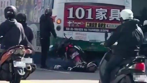 機車追撞公車　「風火輪」狂轉冒白煙