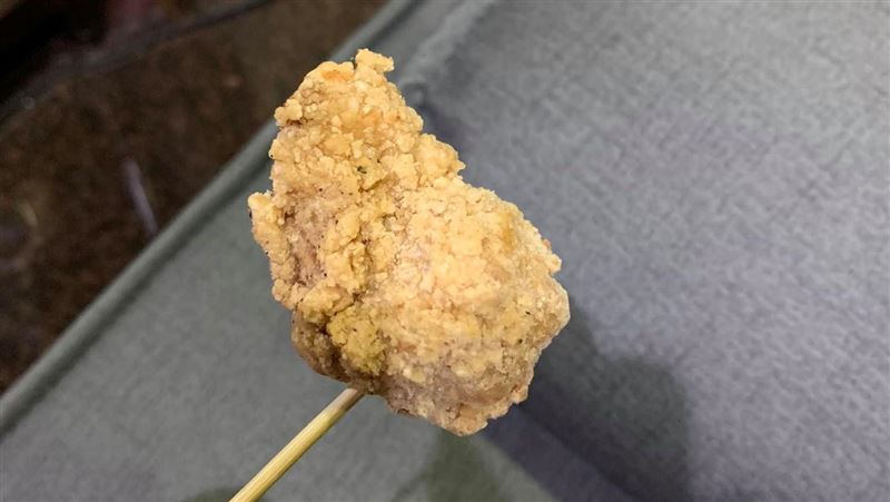 他買炸花枝丸一咬多重口感　翻面驚呆
