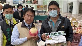 台南推電商農產專區台南市政府農業局30日在永華市政中心舉辦「台南電商平台2.0－台南專區」宣傳記者會，市長黃偉哲（前左）推薦優質哈密瓜。（台南市政府提供）中央社記者楊思瑞台南傳真　109年11月30日
