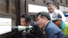 林佳龍南布袋溼地賞黑面琵鷺交通部長林佳龍（前）30日至嘉義布袋考察，並在南布袋溼地透過望遠鏡賞鳥，看到黑面琵鷺時相當興奮。後左為嘉義縣長翁章梁。中央社記者蔡智明攝109年11月30日