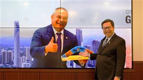 鄭文燦與澳洲黃金海岸市長視訊對談（1）桃園市長鄭文燦（右）30日上午出席「國際城市線上對談」視訊會議，與澳洲黃金海岸市長泰特（Thomas Richard Tate）對談。（桃園市政府提供）中央社記者葉臻傳真　109年11月30日