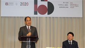 亞洲民主人權獎  亞太國家人權機構論壇獲獎立法院長游錫(方方土)（左）30日在立法院出席2020第15屆「亞洲民主人權獎」遴選結果發表記者會，公布由總部設於澳洲、從事強化亞太地區弱勢人權保護的「亞太國家人權機構論壇」獲獎。中央社記者張皓安攝  109年11月30日