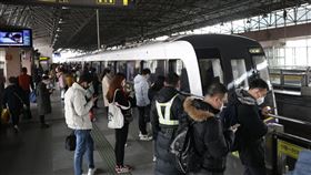 禁手機聲音外放　上海地鐵新規12月1日上路12月1日起上海地鐵新規定上路，正式禁止手機聲音外放，將會對違規者進行勸導。圖為上海地鐵等車乘客。（中新社提供）中央社　109年11月30日