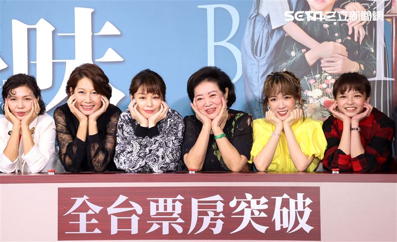 于子育、丁寧、徐若瑄、金馬影后陳淑芳、孫可芳、陳姸霏「孤味」炸蝦捲票房慶功會。（記者邱榮吉/攝影）