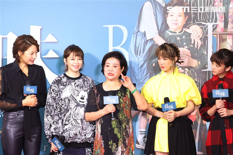 于子育、丁寧、徐若瑄、金馬影后陳淑芳、孫可芳、陳姸霏「孤味」炸蝦捲票房慶功會。（記者邱榮吉/攝影）